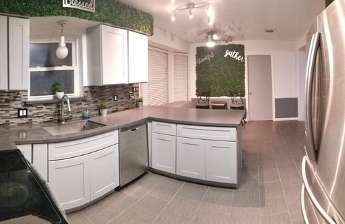 Houston House | 5Bdrm 2.5 Bath 12 Beds, Spacious home!