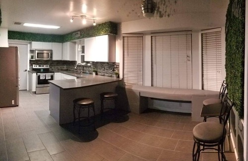 Houston House | 5Bdrm 2.5 Bath 12 Beds, Spacious home!