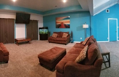 Houston House | 5Bdrm 2.5 Bath 12 Beds, Spacious home!