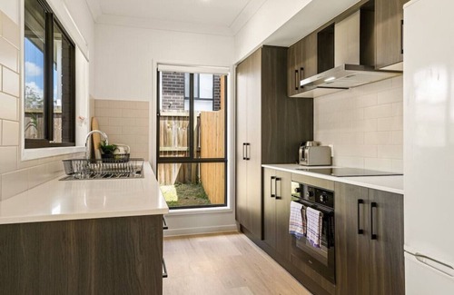 Browns Plains House | 5BR Dual-key Family home w stylished furniture