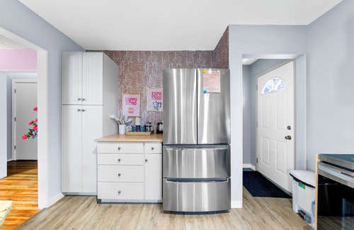 Southwest Edmonton House | 5BR Home | Two Private Suites, Perfect for Groups