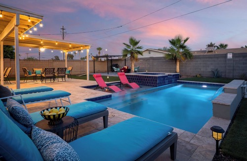 Cox Heights House | 5mins to Old Town! Heated Pool & Spa, Fire pit & Outdoor TV!