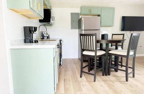 Henderson Apartment | 5th Street Retreat - KING 1BD/1BA Apt in Henderson