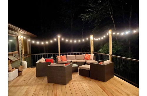 Beach Lake House | 6.45 ACRE Private Close to Big Bear Mountain, Waterfall, Fire-pit, Loft & more.