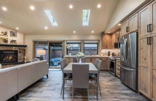 Tahoe Sierra Estates House | 6-8 Miles to Palisades|Alpine|Homewood|Walk to TC