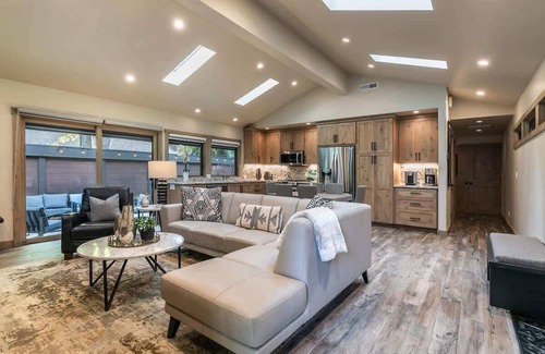 Tahoe Sierra Estates House | 6-8 Miles to Palisades|Alpine|Homewood|Walk to TC