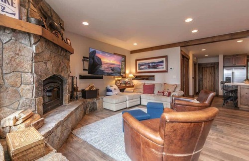 Tahoe Tavern House | 6-8 Miles to Palisades|Alpine|Homewood|Walk to TC