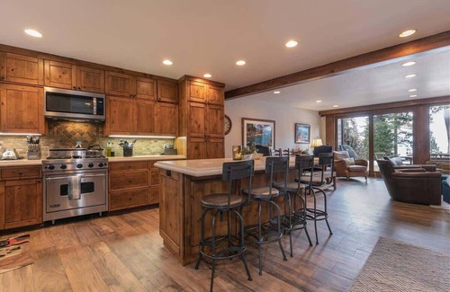 Tahoe Tavern House | 6-8 Miles to Palisades|Alpine|Homewood|Walk to TC