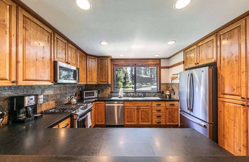 Tahoe Tavern House | 6-8 Miles to Palisades|Alpine|Homewood|Walk to TC