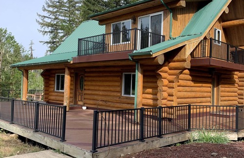 Oakridge Cabin | 6 BDRM Log Cabin on Big Fall Creek
