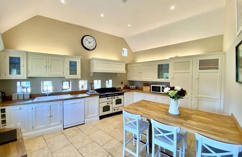 Eastleach House | 6 Bed, 4 Bath, Cottage in the Cotswolds with Wood Fired Hot Tub. Sleeps 11-14