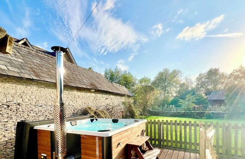Eastleach House | 6 Bed, 4 Bath, Cottage in the Cotswolds with Wood Fired Hot Tub. Sleeps 11-14