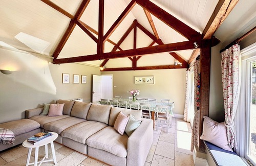 Eastleach House | 6 Bed, 4 Bath, Cottage in the Cotswolds with Wood Fired Hot Tub. Sleeps 11-14