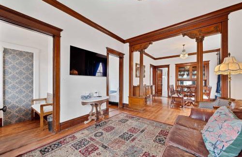 Berwyn House | 6 Bed Whole House in Chicagolands Trendy Berwyn home