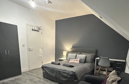 Sneinton House | 6 Bedroom 5 Shower rm House in Central Nottingham