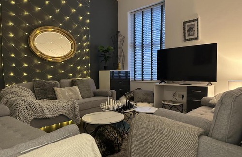 Sneinton House | 6 Bedroom 5 Shower rm House in Central Nottingham