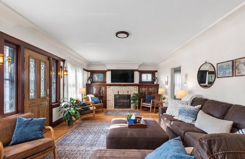 Bay View Apartment | 6 Bedroom Home I Bay View I Milwaukee