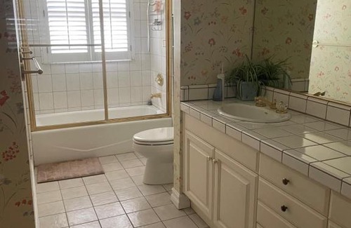 Los Angeles House | 6 beds and 6 baths home at Tarzana LA