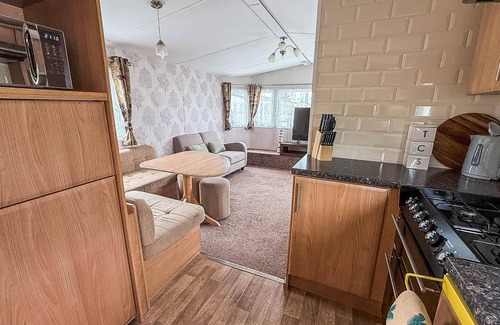 Clacton-on-Sea House | 6 berth caravan for hire at Seawick Holiday Park by the beach ref 27431SW