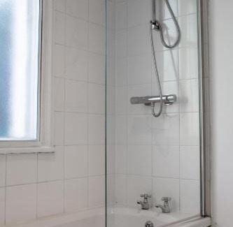Pontrilas Apartment | 6 BR 4 Bath Central Worcester Sleeps 12