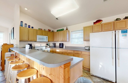Waves House | 6 BR house Dog friendly with mini golf, pool/hot tub, & game room