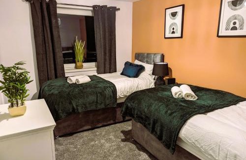 Huntingdon House | 6 Guests * 4 Bedroom * Free Wi-Fi *Huntingdon