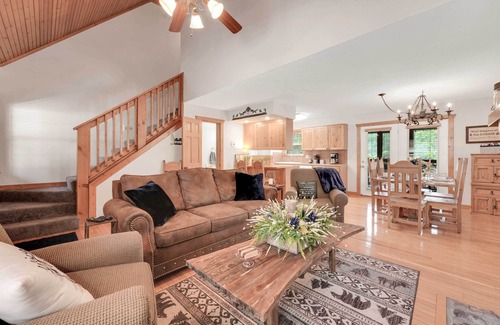 Reeds Spring Cabin | 6 Mi to Branson Strip! Lakefront Home w/Fireplace