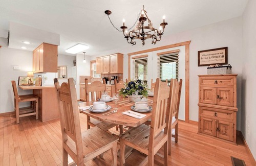 Reeds Spring Cabin | 6 Mi to Branson Strip! Lakefront Home w/Fireplace