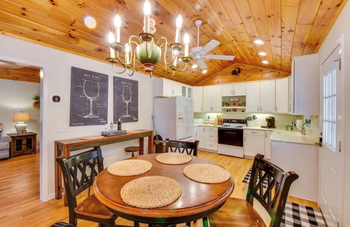 Clarkesville Cabin | 6 Miles to Helen: Cabin w/Hot Tub & Views!