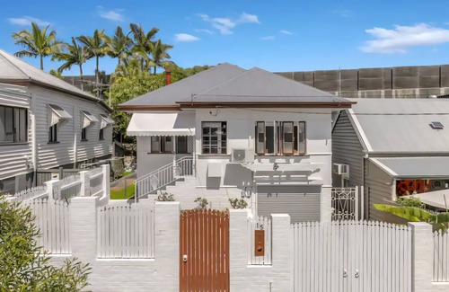 Woolloongabba House | 6 Mins to Brisbane City–Stylish Retreat