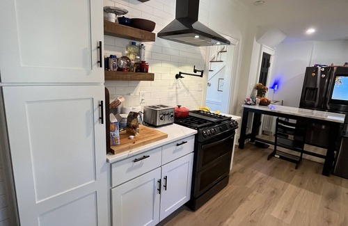 Perry House | 6 minute drive to fairgrounds, 6 minute walk to downtown