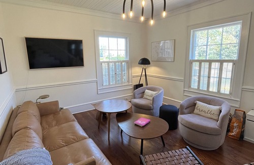 Perry House | 6 minute drive to fairgrounds, 6 minute walk to downtown