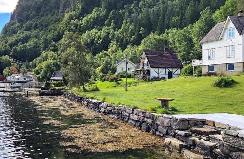 Kvam House | 6 person holiday home in øystese