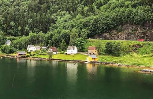 Kvam House | 6 person holiday home in øystese