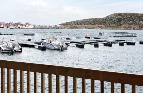 Dyrvik House | 6 person holiday home in Kverva