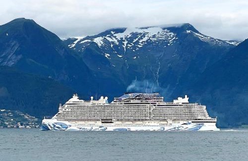 Leikanger House | 6 person holiday home in Leikanger