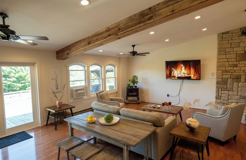 Castleton House | 6-Person House with private hot tub and screen porch