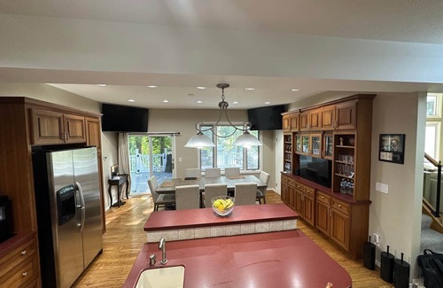 South Bend House | 60% Disc for next 2 Home Games! Waterfront Views Every Room 8 mins to Notre Dame