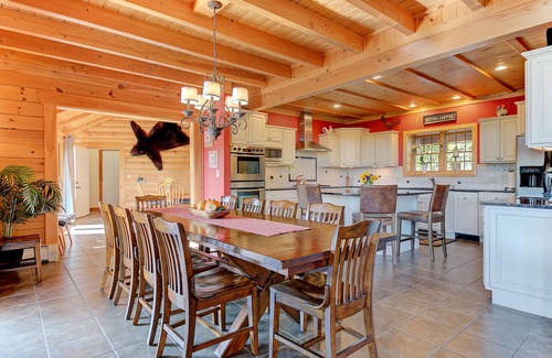 Bartlett House | 6000 ft² Log Home With Amazing Views ~ 3 Miles To Storyland. No parties/events.