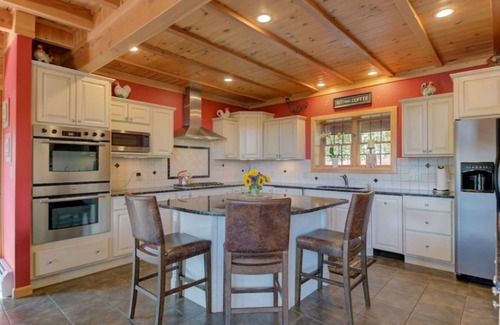 Bartlett House | 6000 ft² Log Home With Amazing Views ~ 3 Miles To Storyland. No parties/events.