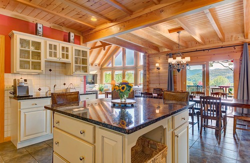 Bartlett House | 6000 ft² Log Home With Amazing Views ~ 3 Miles To Storyland. No parties/events.
