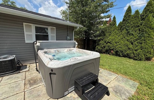 Royal Manor House | 603 Fenchurch Way-Ranch-Hot Tub-2 King Beds, Ranch-Hot Tub-Pets-2 King Beds-Kids-Fenced Yard