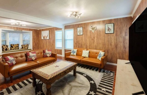 Euless Cabin | 611 W Mills Drive Euless TX · Pleasant & Welcoming Cabin w/ Private Parking