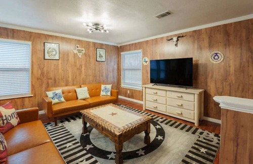 Euless Cabin | 611 W Mills Drive Euless TX · Pleasant & Welcoming Cabin w/ Private Parking