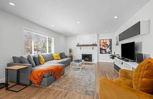 Littleton House | 6224 S Datura St