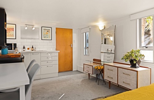 Bluff Hill Apartment | "66" Private Studio on Bluff Hill