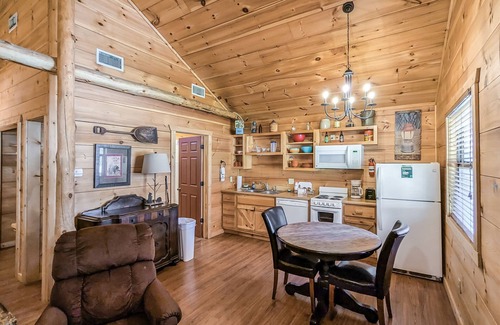 Mountain View Cabin | #67 Pinewoods Cabin: Gentle Ben