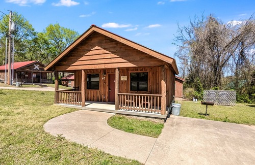 Mountain View Cabin | #67 Pinewoods Cabin: Gentle Ben