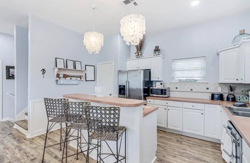 Sand Point House | 6BDRM Home Multiple Decks w/Oceanview, Hot Tub & Pool/Beach Access