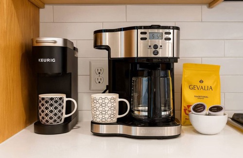 East Cesar Chavez House | 6BR 5BA Luxury Downtown Oasis | 2 Pools + Hot Tub